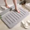 Badteppich grau grün mit rutschfestem Design, ideal für Badezimmer und Dusche.