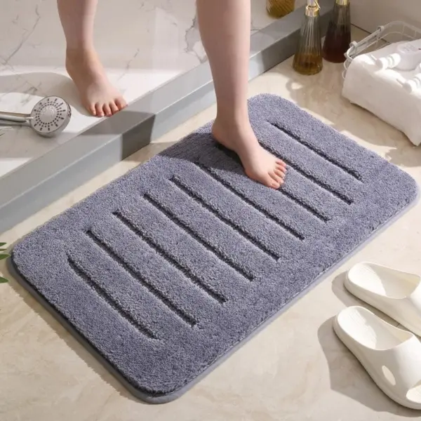 Badteppich grau grün mit Drainage, ideal für Badezimmer, weich und rutschfest.