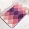 Badteppich mit grau-pinkem Karomuster, weicher Faser, ideal für Badezimmer.