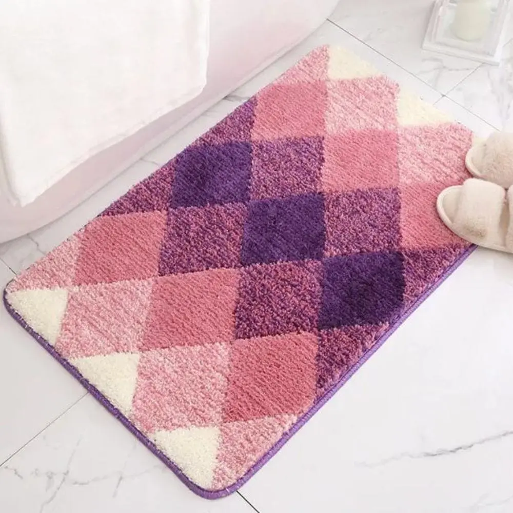 Badteppich mit grau-pinkem Karomuster, weicher Faser, ideal für Badezimmer.