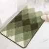 Grau-grüner Badteppich mit Karomuster, weicher Faser, ideal für Badezimmer.
