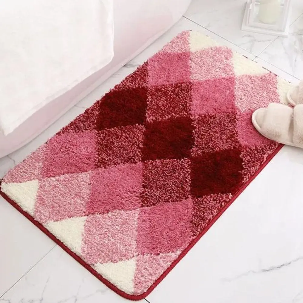 Badteppich mit rosa und rot schimmerndem Karomuster, weicher Hochflor-Textil für Badezimmer.
