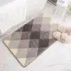 Badteppich grau mit geometrischem Muster, weiches Material, ideal für Badezimmer.