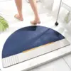 Blauer Badteppich mit goldener Akzentlinie, halbrund, für Badezimmer.