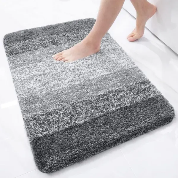 Badteppich grau weiss, weicher flauschiger Badematte im Badezimmer.