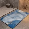 Hochwertiger Badteppich mit rutschfestem Design, blau-goldenes Marmor-Muster, modernes Badezimmer.