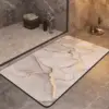 Hochwertiger Badteppich mit rutschfestem Design, marmerartigem Muster in Grau und Gold, ideal für Badezimmer.