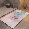 Hochwertiger Badteppich mit rutschfestem Untergrund und abstraktem Marmor-Muster in Pastellfarben.