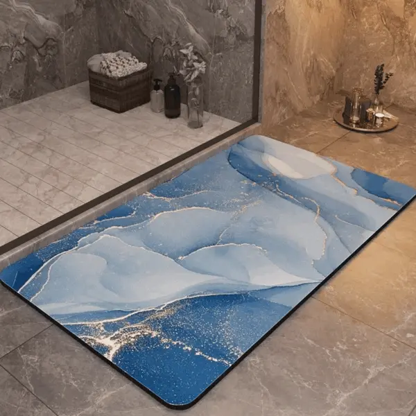 Hochwertiger Badteppich mit rutschfestem Design, blau-goldenes Marmor-Muster, modernes Badezimmer.