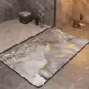 Hochwertiger Badteppich mit rutschfestem Design, grau-goldenes Marmor-Muster, ideal für Badezimmer.
