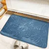 Blauer Badteppich mit Palmenmuster, tropisches Design, für Badezimmer geeignet.