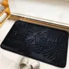Schwarzer Badteppich mit Palmenmuster, tropisches Design, Badezimmer-Textil.