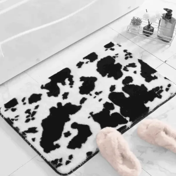 Schwarz-Weiss Karo Badteppich mit flauschigem Fleece-Design, ideal für Badezimmer.