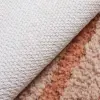 Badteppich Kleine Wolke, weiss mit texturiertem Untergrund und rosa-beige flauschigem Oberflächenmuster.