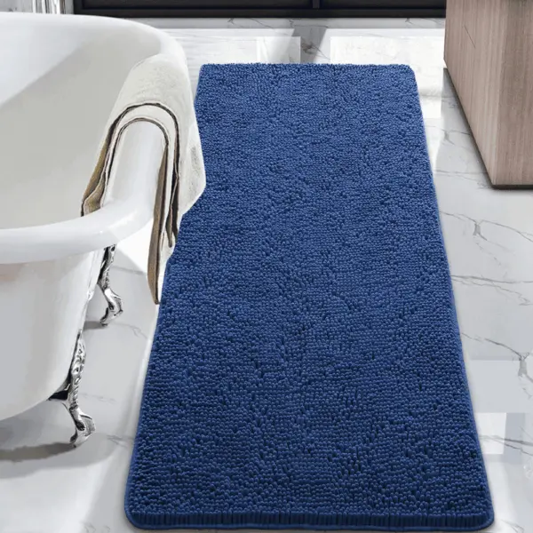 Blauer Badteppich Maritim mit rutschfester Oberfläche im Badezimmer.