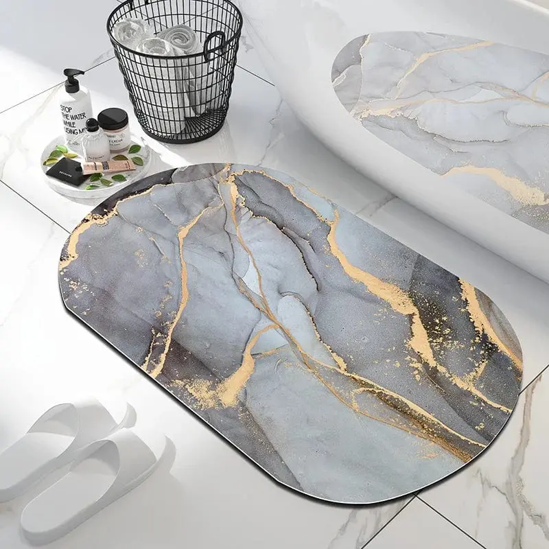 Badteppich Marmoroptik mit Goldakzenten, modernes Badezimmerdesign, runder Rand, weiches Material.