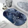 Badteppich Marmor blau mit Goldakzenten, modernes Badezimmer-Design, runder Rand, Nassraum geeignet.