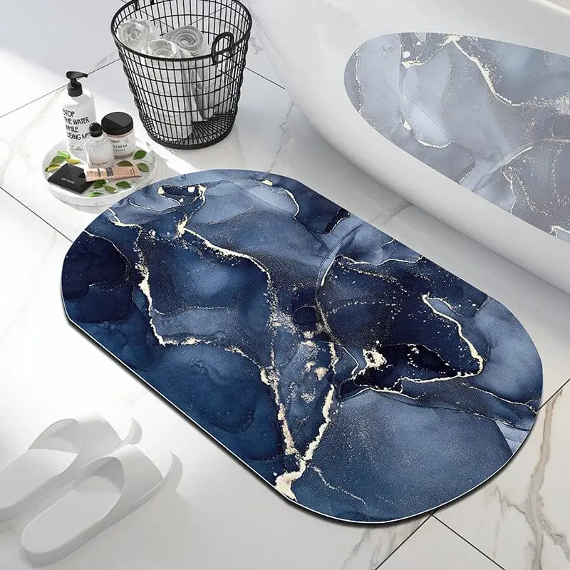 Badteppich Marmor blau mit Goldakzenten, modernes Badezimmer-Design, runder Rand, Nassraum geeignet.