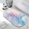 Badteppich Marmor in Pastellfarben mit Goldakzenten, modernes Badezimmer-Design.