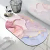 Badteppich Marmor in Rosa und Blau mit Goldakzenten, modernes Badezimmer-Design.
