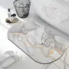 Badteppich Marmoroptik mit Goldakzenten, modernes Badezimmerdesign, runder Badteppich.