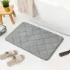Grauer Badteppich Mikrofaser Memory-Schaum mit Quiltmuster, ideal für Badezimmer.