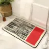 Modern gestreifter Badteppich mit rotem Feld, ideal für Badezimmer Dekoration.