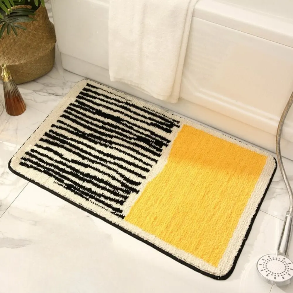 Modern gestreifter Badteppich mit gelbem Feld, ideal für Badezimmer.