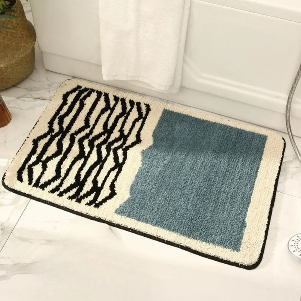 Modern gestreifter Badteppich mit blauem Feld, ideal für Badezimmer.