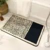 Modernes Badteppich mit Leopard-Muster und dunkelblauer Farbfläche, ideal für Badezimmer.