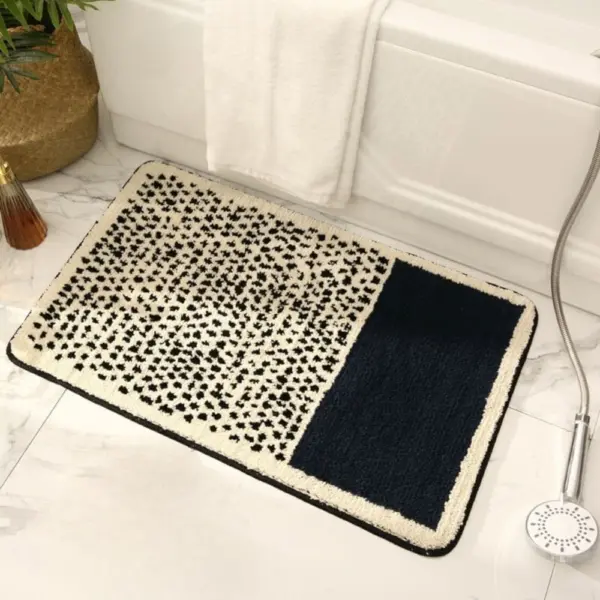Modernes Badteppich mit Leopard-Muster und dunkelblauer Farbfläche, ideal für Badezimmer.
