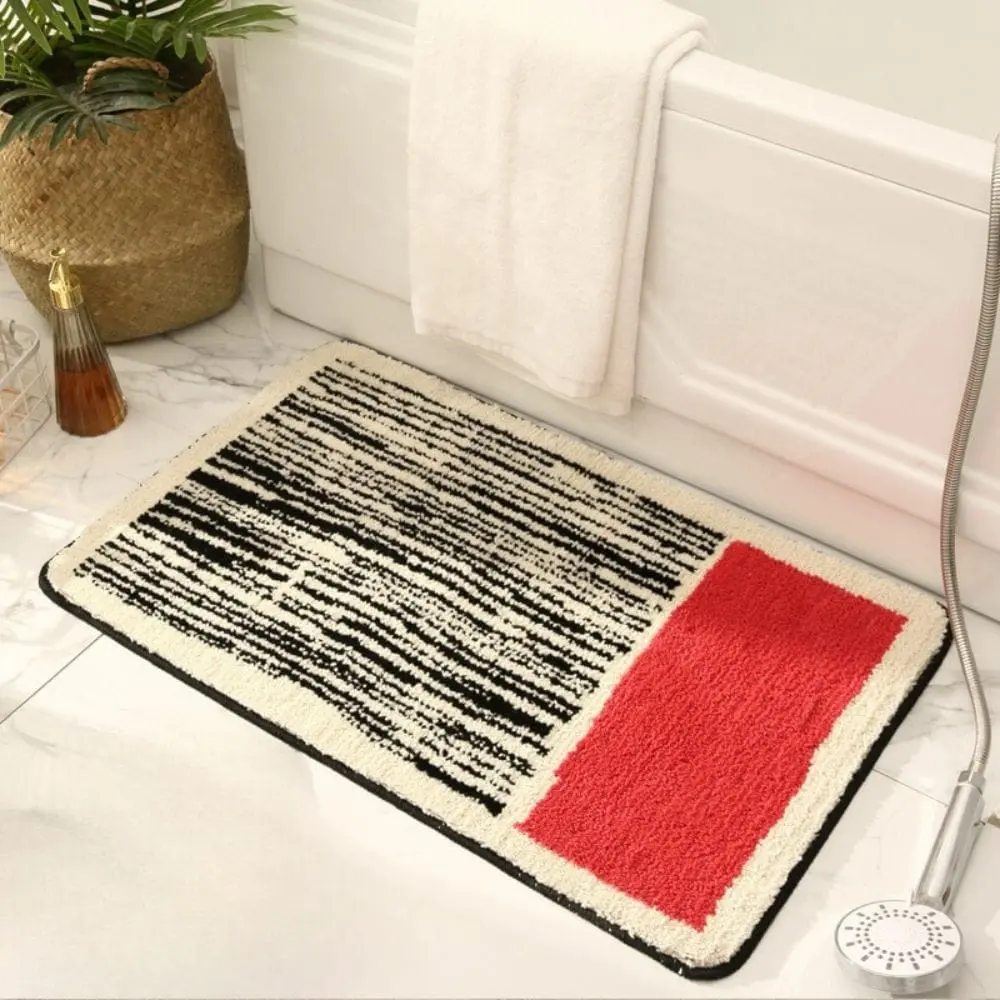 Modern gestreifter Badteppich mit rotem Feld, ideal für Badezimmer Dekoration.