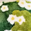 Badteppich mit Naturmaterial, grün-weißem Blumenmuster, weicher Textur, ideal für Badezimmer.