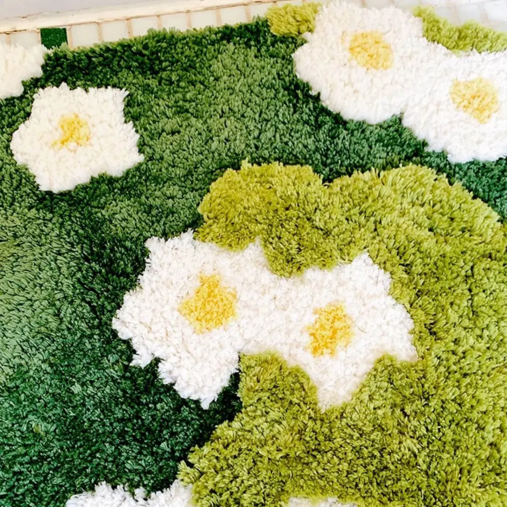Badteppich mit Naturmaterial, grün-weißem Blumenmuster, weicher Textur, ideal für Badezimmer.