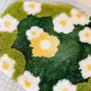 Badteppich mit Blumenmuster aus Naturmaterial, grün-weiß-gelb, für Badezimmer.