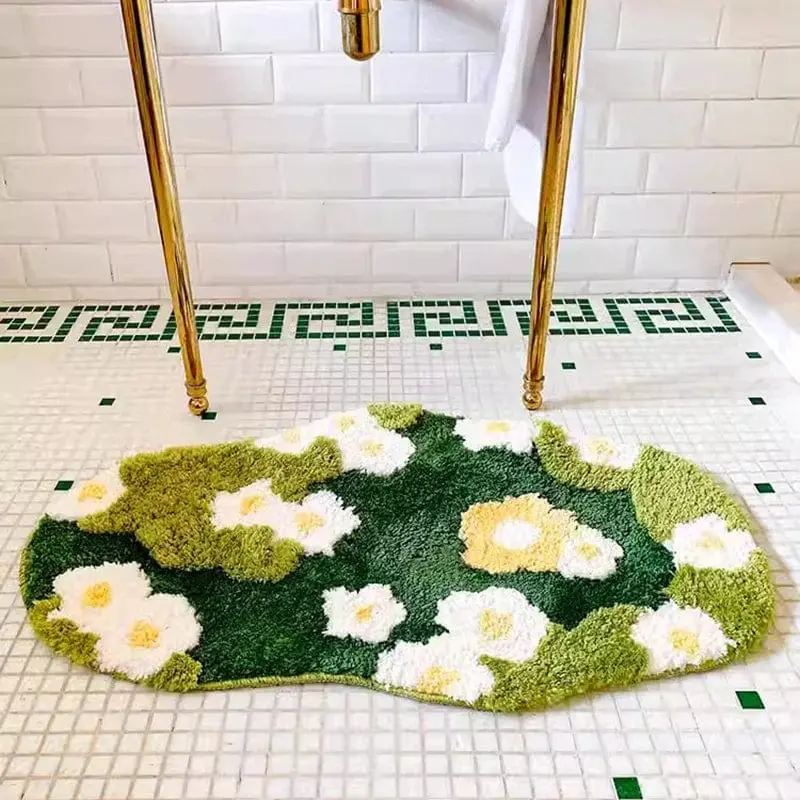 Badteppich mit Blumenmuster aus Naturmaterial, grün-weiß, für Badezimmer.