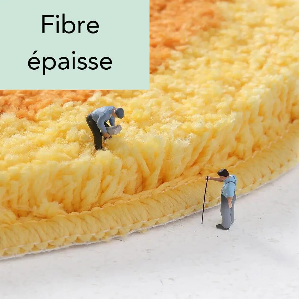 Orange Badteppich mit dicker Faserstruktur, ideal für warmes und weiches Badezimmer.