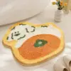 Orange Badteppich mit Apfel-Motiv, weiches Material, Badezimmer-Textil.