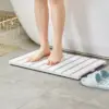 Weisser Badteppich Rost aus Bambus, ideal für Badezimmer mit modernem Design und rutschfestem Untergrund.