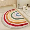 Regenbogenfarbener Badteppich Rund, Badezimmer-Textil mit weichem Material und farbenfroher Optik.