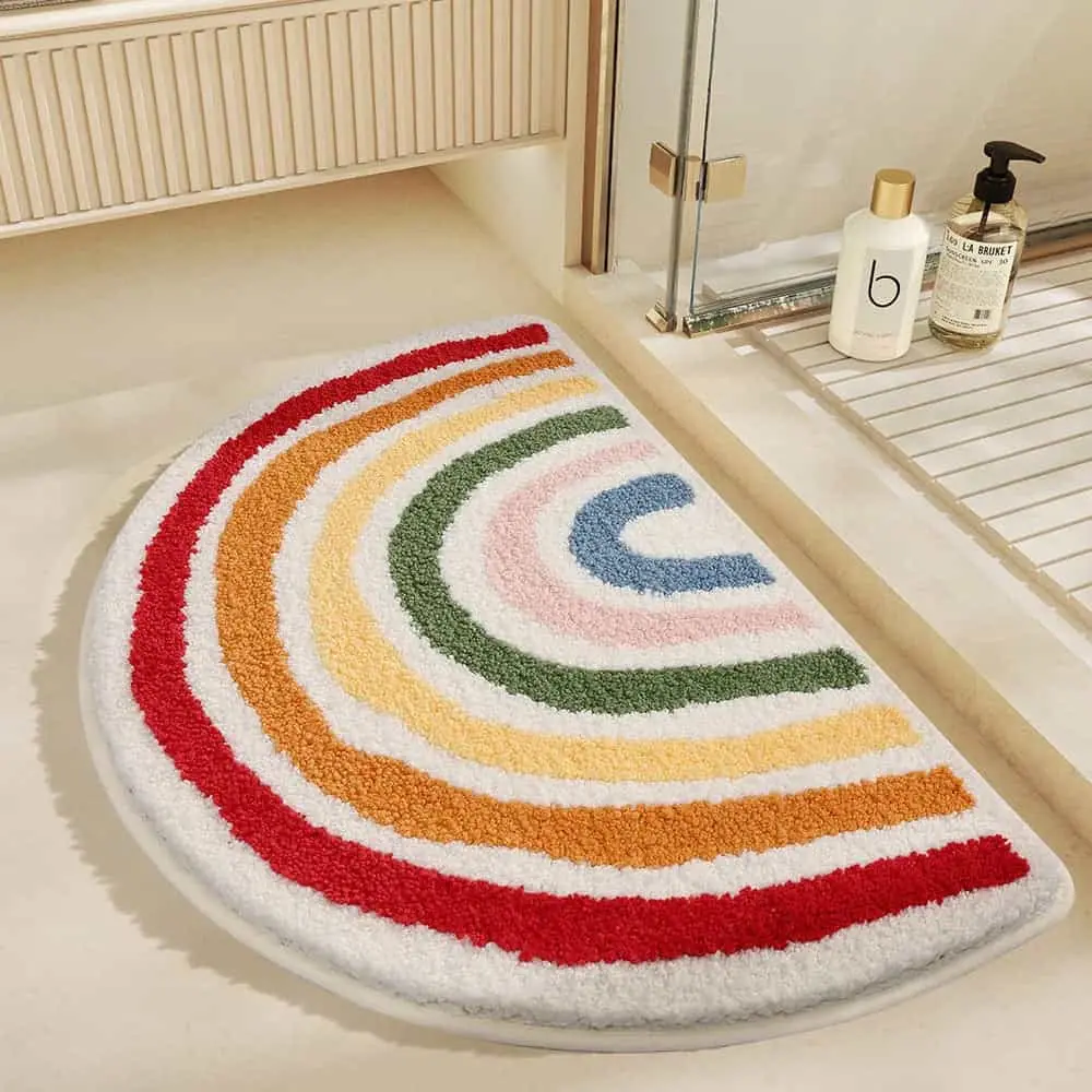 Regenbogenfarbener Badteppich Rund, Badezimmer-Textil mit weichem Material und farbenfroher Optik.