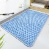 Blauer runder Badteppich mit strukturiertem Muster, ideal für Badezimmer und Dusche.