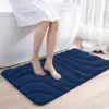 Rutschfester Badteppich in Dunkelblau, ideal für Badezimmer mit feuchtem Boden.