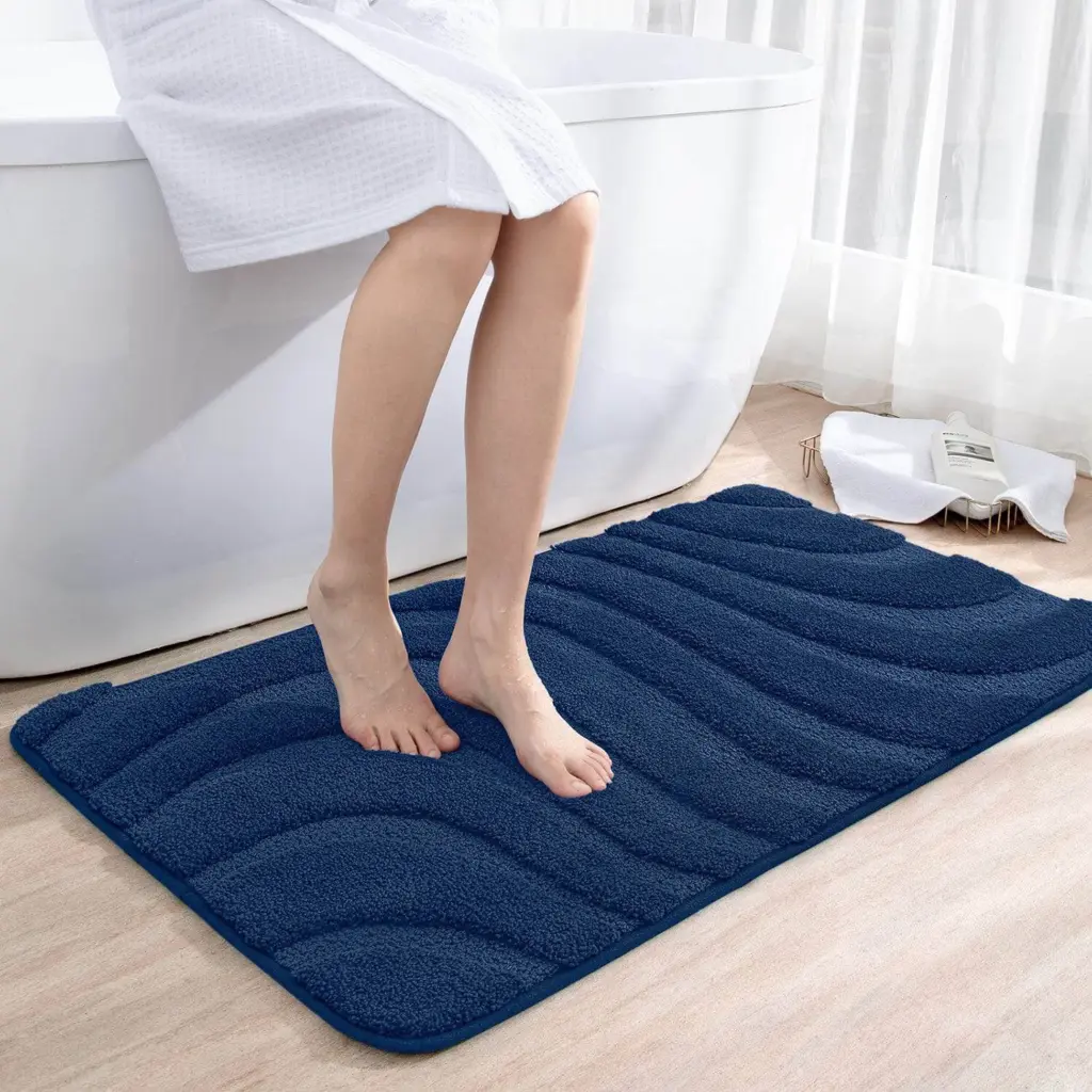 Rutschfester Badteppich in Dunkelblau, ideal für Badezimmer mit feuchtem Boden.