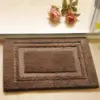 Saugfähiger Badteppich mit gerippter Struktur, braun, für Badezimmer.