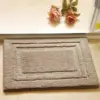 Saugfähiger Badteppich in Grau mit Bordüre, ideal für Badezimmer und Dusche.