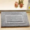 Saugfähiger Badteppich grau mit Bordüre, ideal für Badezimmer und Dusche.