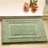 Saugfähiger Badteppich in Grün mit Bordüre, ideal für Badezimmer und Dusche.