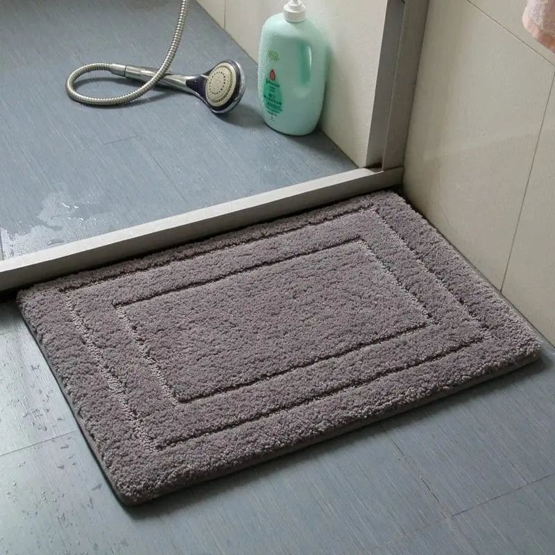 Saugfähiger Badteppich grau mit Bordüre, ideal für Badezimmer und Dusche.