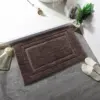 Saugfähiger Badteppich in Braun mit Bordüre, ideal für Badezimmer und Nassräume.